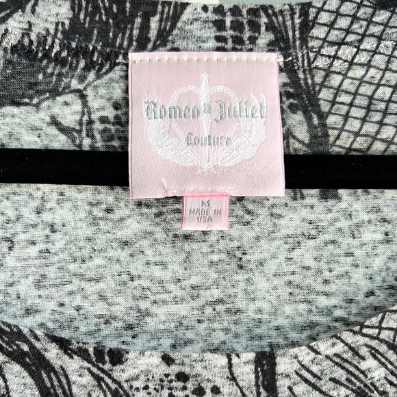 ROMEO & JULIET COUTURE- Rose Printed Top in Grey - Size Medium - Picture 3 of 5